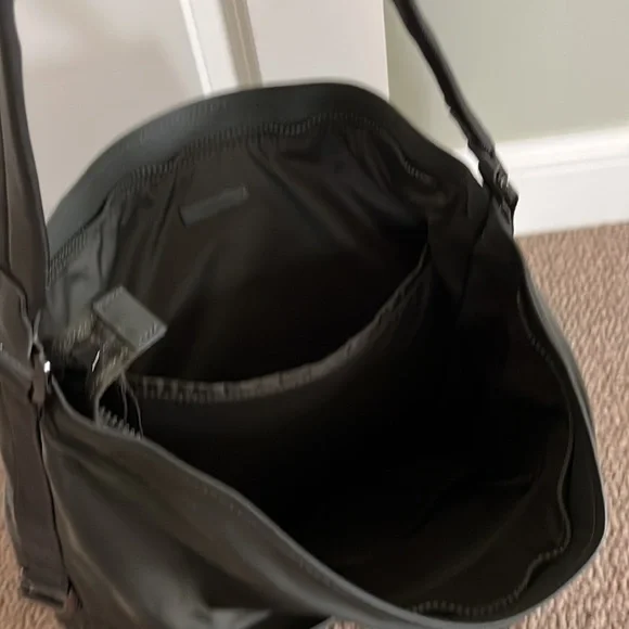 Lululemon LARGE bucket tote with shoe bag - Picture 3 of 5